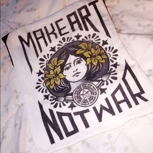 Make art not war tee